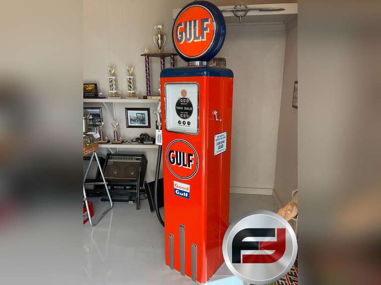 GULF REPLICA GAS PUMP WITH GLOBE