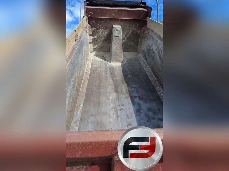 TRI AXLE DUMP TRUCK VIN: 1NKDLUOX82J898131