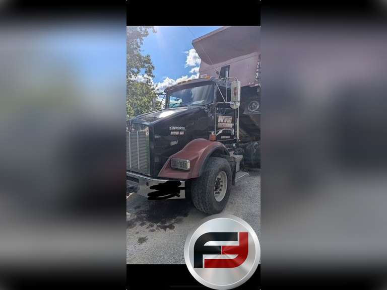 TRI AXLE DUMP TRUCK VIN: 1NKDLUOX82J898131