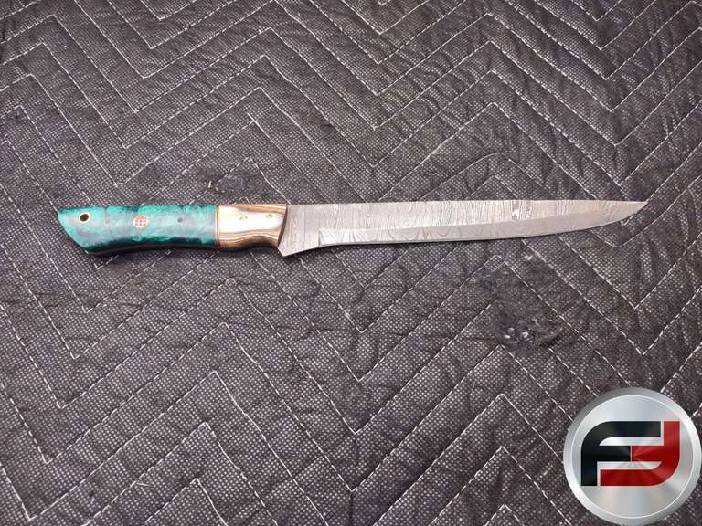 DAMASCUS STEEL KNIFE FEATURING A SHARP BLADE AND A DECORATIVE