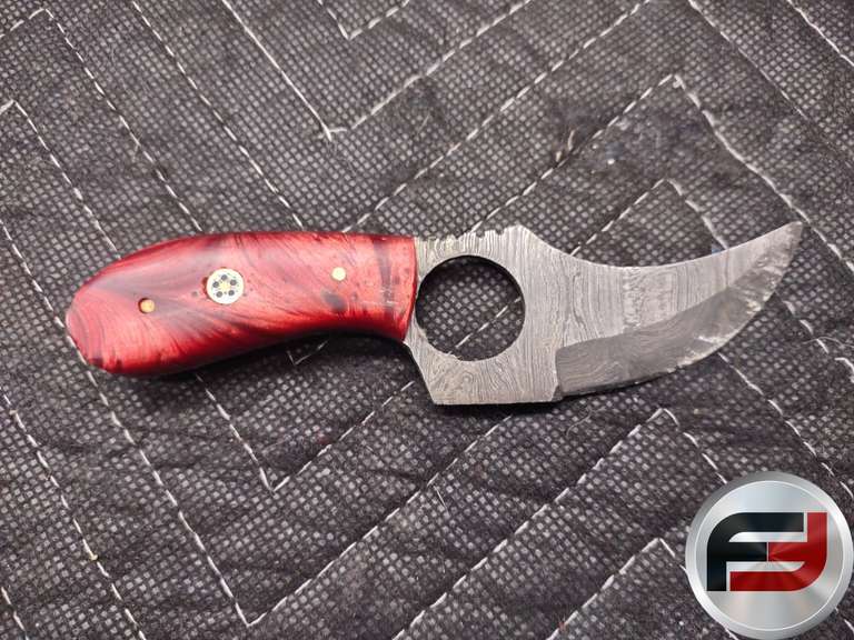 DAMASCUS STEEL KARAMBIT KNIFE APPROXIMATELY 6 INCHES LONG WITH A