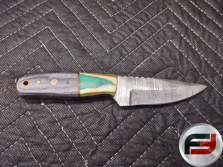 HANDCRAFTED DAMASCUS STEEL KNIFE FEATURING A BLADE WITH DISTINCTIVE PATTERNING.