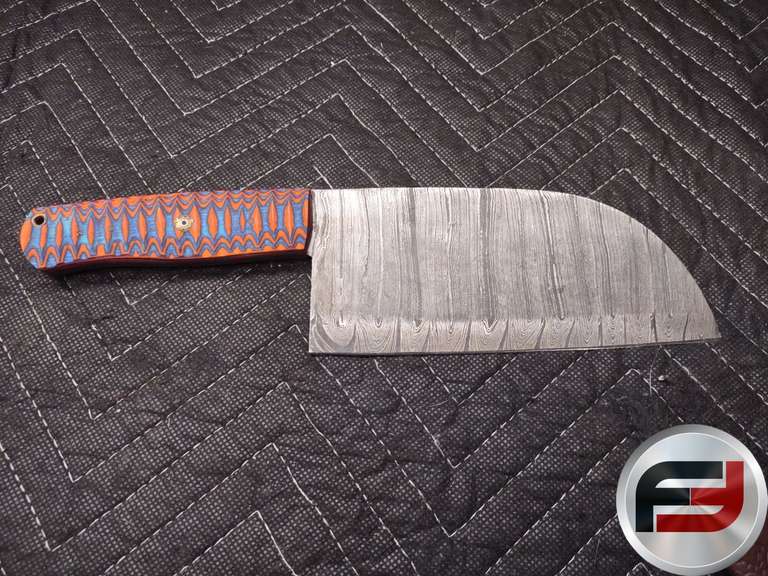 CUSTOM BLADE FEATURING A DECORATIVE HANDLE WITH A COLORFUL DESIGN