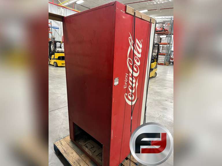 COCA-COLA VENDING MACHINE, NO RESERVE