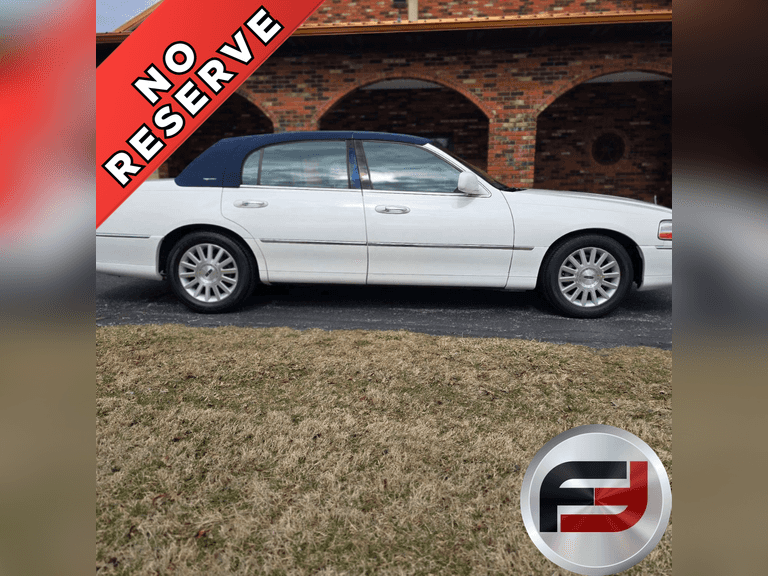 2003 LINCOLN TOWN CAR SIGNATURE VIN: 1LNHM82W53Y605172