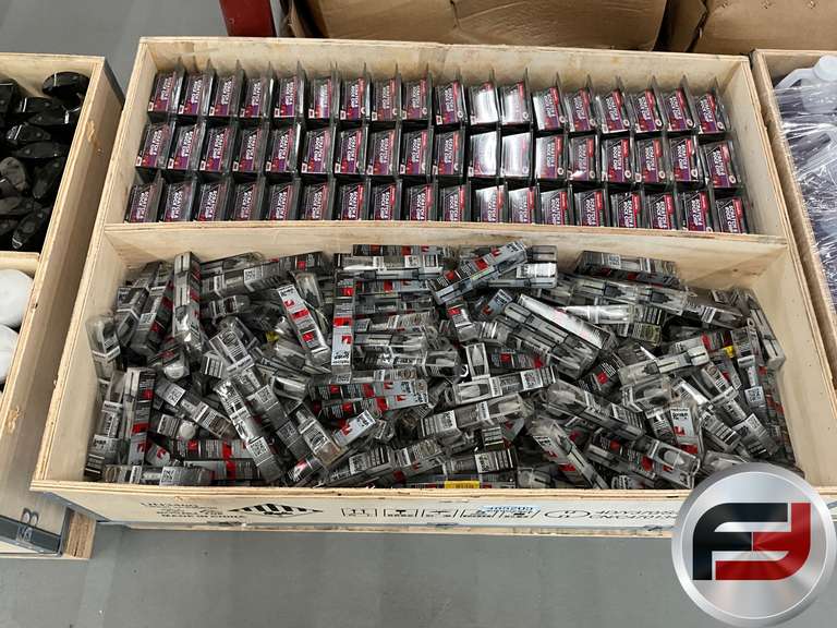 PALLET OF MISC AUTOMOTIVE, SCRATCH REPAIR ITEMS
