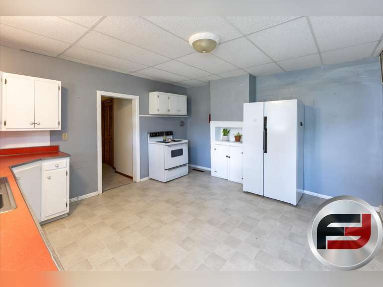206 W WALL ST. ADVANCE, INDIANA 46102, EXPERIENCE THE CHARM