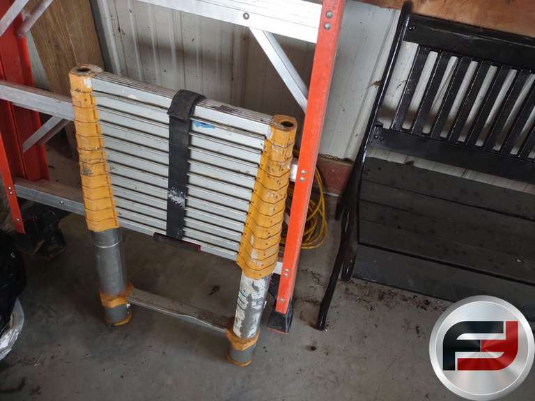 2 LADDERS, 1 COLAPSEABLE, 1 12' STEP