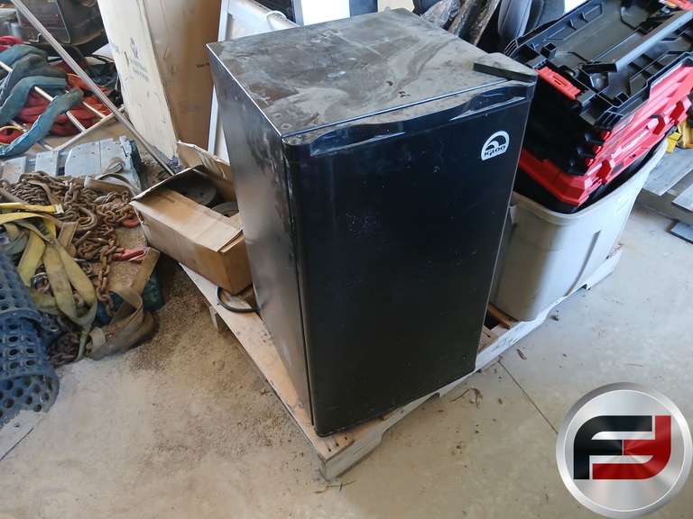 IGLOO MINI REFRIGERATOR CONDITION UNKNOWN