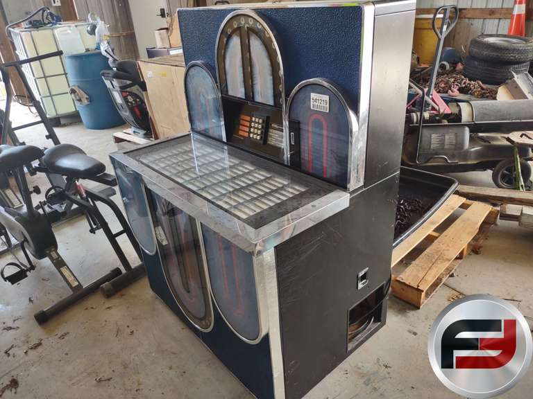 SEEBURG ELECTRIC JUKEBOX, STD4, SN# 1672946, HOLDS UP TP 160