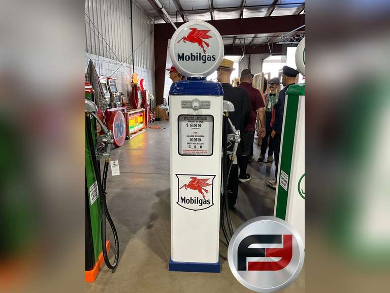 MOBILGAS REPLICA GAS PUMP WITH GLOBE