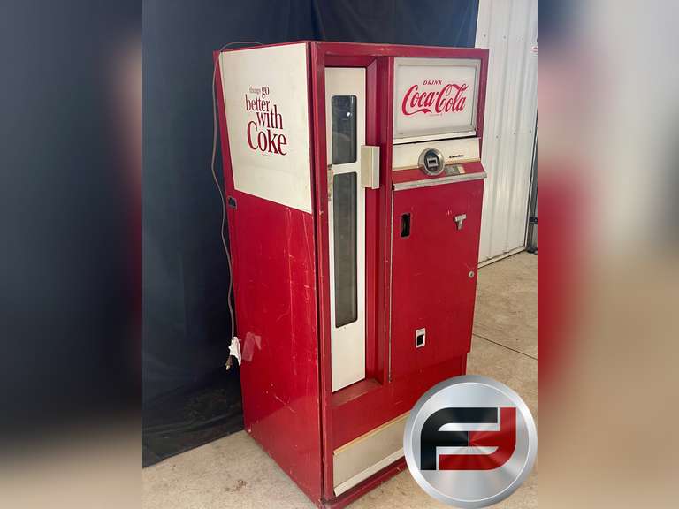 COCA-COLA VINTAGE BOTTLE MACHINE