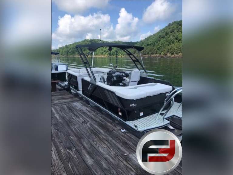 2017 CREST CALIBER TRI TOON VIN CSM01677C717