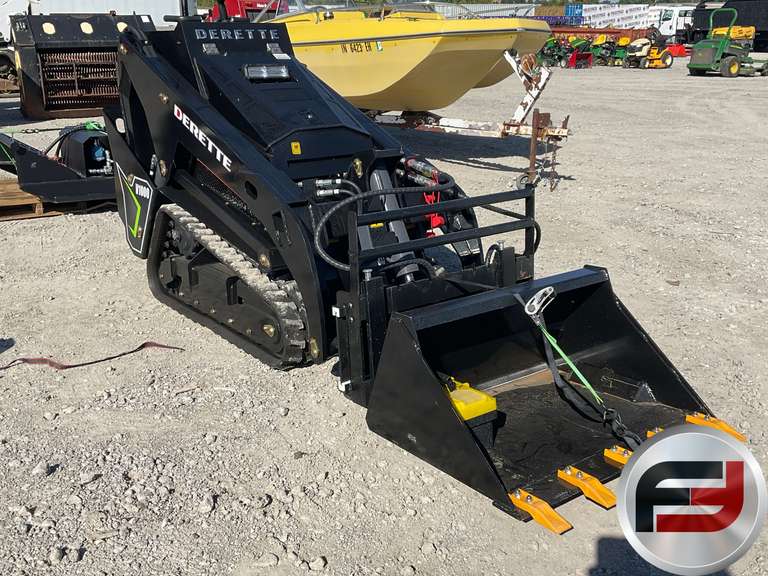 UNUSED 2025 DERETTE V1000 STAND ON MULTI TERRAIN LOADER SN: 25015512