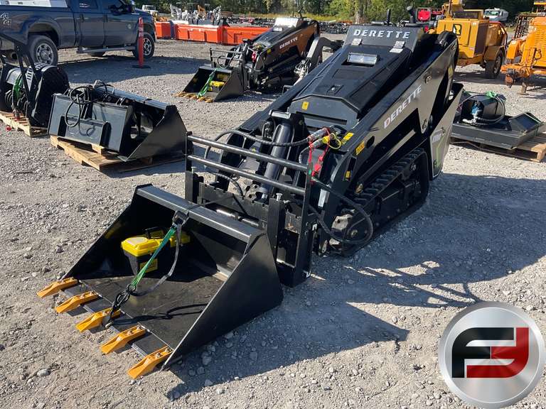 UNUSED 2025 DERETTE V1000 STAND ON MULTI TERRAIN LOADER SN: 25015512