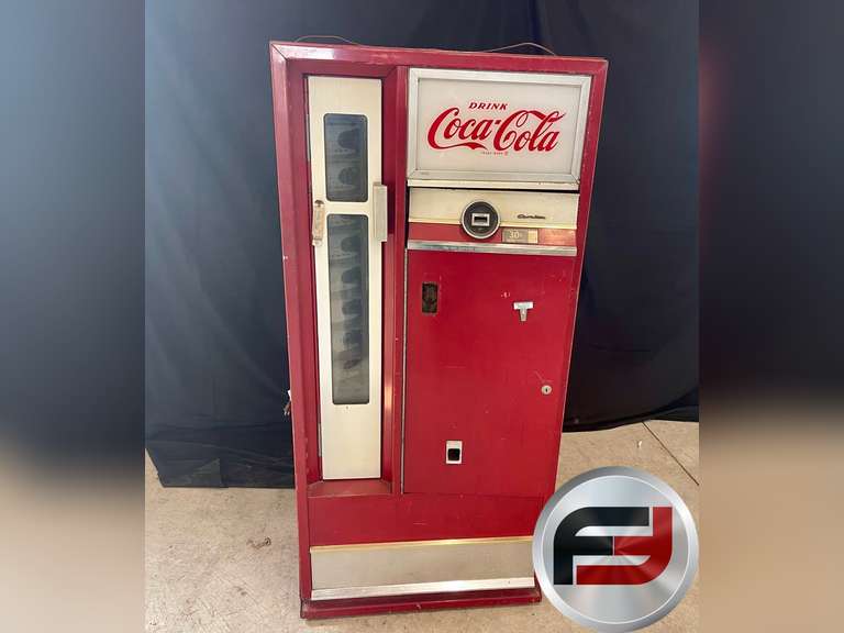 COCA-COLA VINTAGE BOTTLE MACHINE