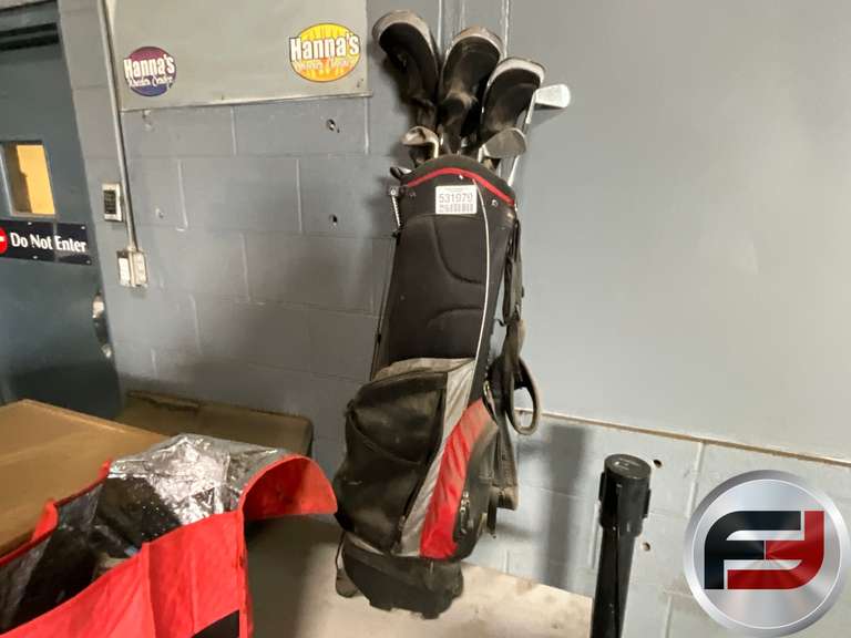 SET OF GOLF CLUBS AND BAG