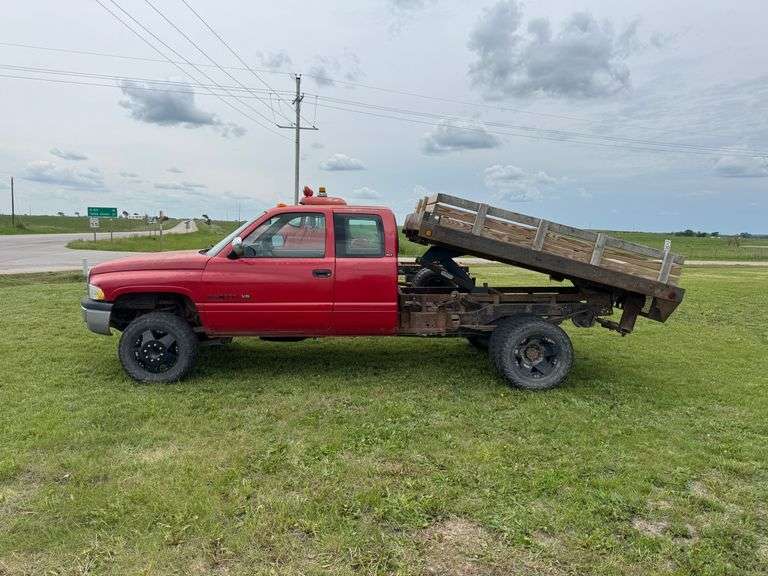 1996 Dodge Ram Laramie SLT “3500” extended cab 4x4 flatbed Pickup w/hoist
