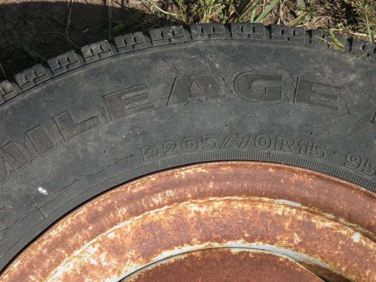 Hankook P205/70R15 tire on 5-hole rim - Johnson Auction