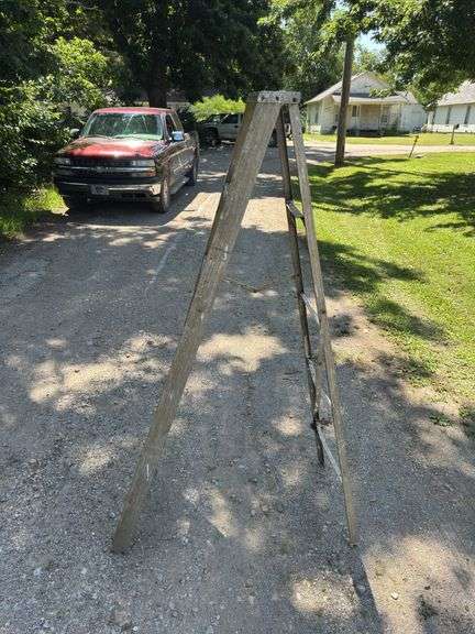 Alum. 6' step Ladder (brace needs repair)
