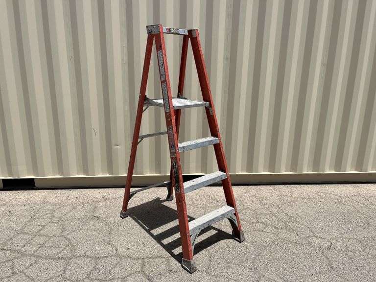 Louisville 4FT Podium Ladder