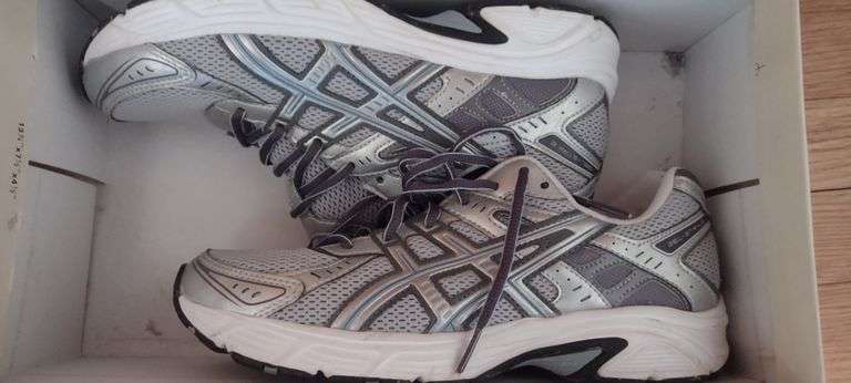 New Bare Traps ladies tennis shoes, size 8.5