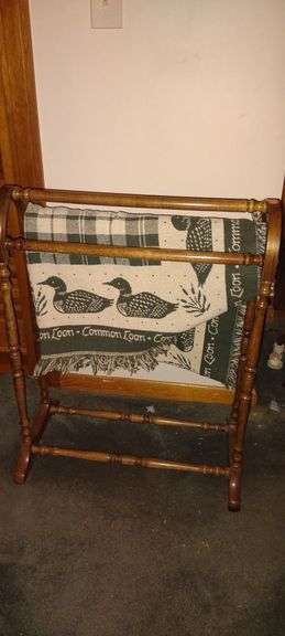 Wooden Quilt/Blanket Rack with blanket