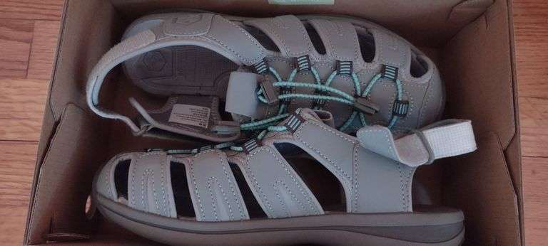 Khombu Ladies Sandals, size 8, NEW