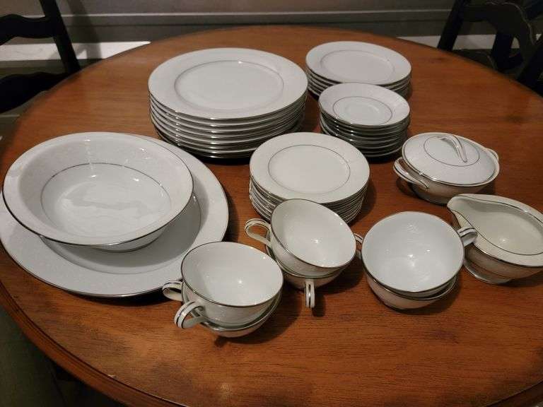 Noritake Buckingham Fine China. 8 PC setting.