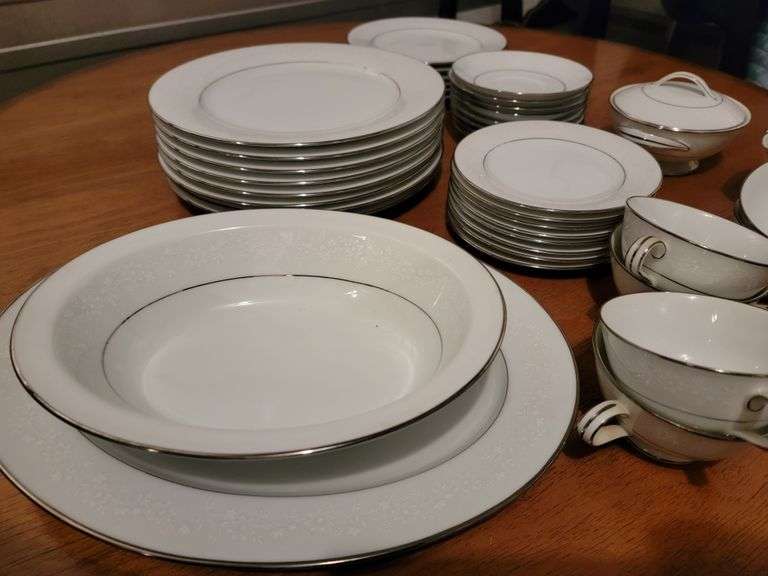 Noritake Buckingham Fine China. 8 PC setting.