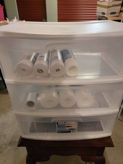 Plastic storage container with shelf liners