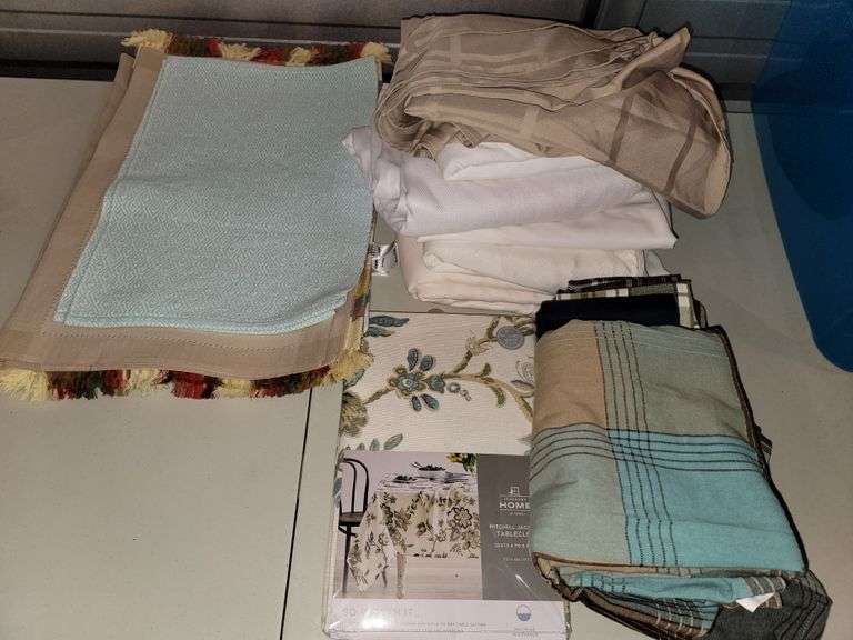 Tablecloths and placemats