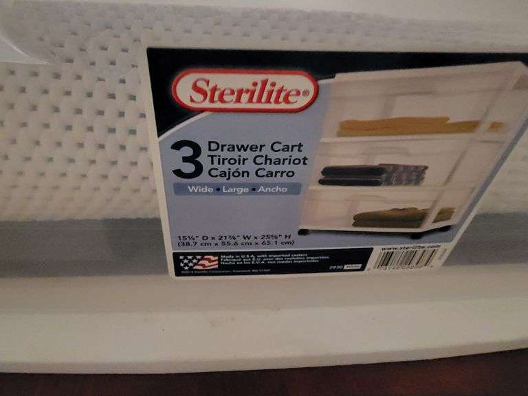 Plastic storage container with shelf liners