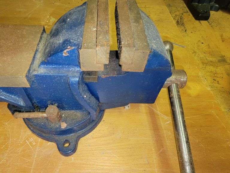 Bench Vise with Swivel Base