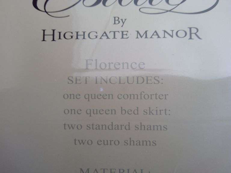 New Queen Comforter Set