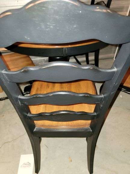 Beautiful Pedestal Oak Table and Chairs.