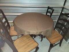 Beautiful Pedestal Oak Table and Chairs.