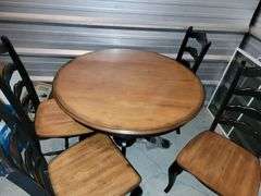 Beautiful Pedestal Oak Table and Chairs.