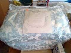 New Queen Comforter Set