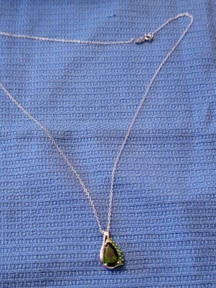 NEW STERLING SILVER NECKLACE WITH GREEN GEMSTONE