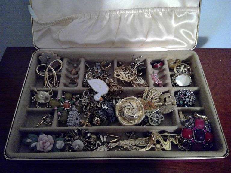 SMALL JEWELRY BOX CONTAINING EARRINGS, BROOCHES, ETC