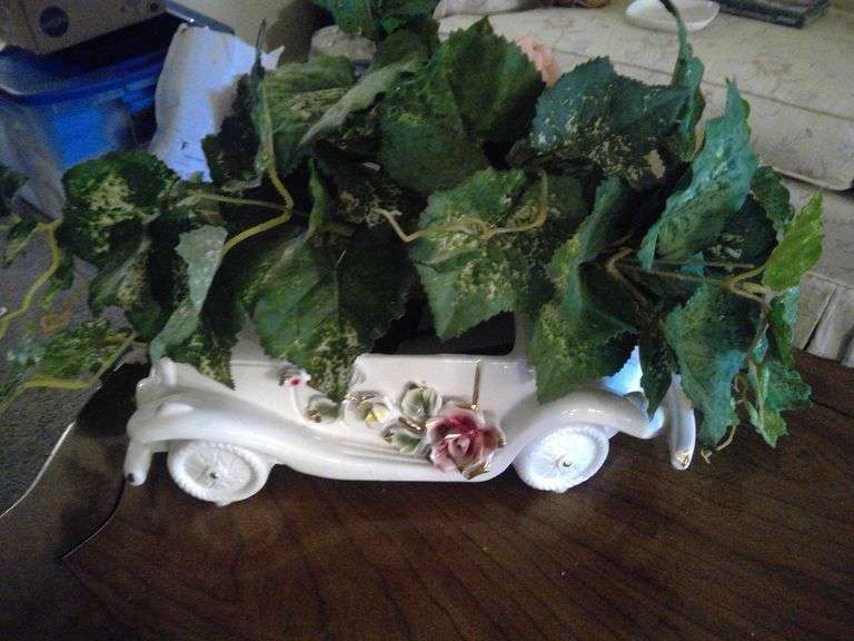 CAPODIMONTE PORCELAIN CAR, PLANT HOLDER