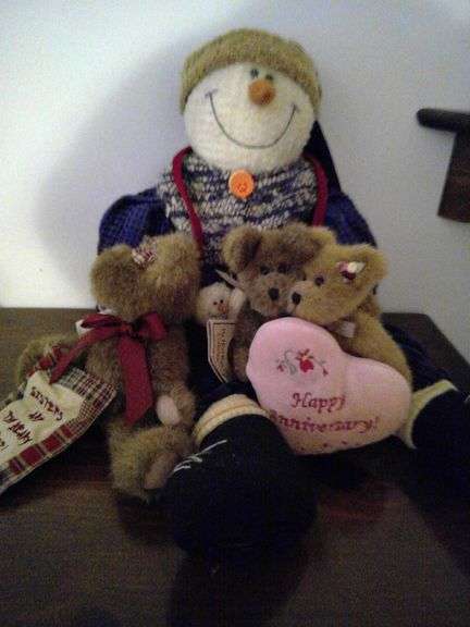 BOYD'S BEARS AND STUFFED SNOWMAN