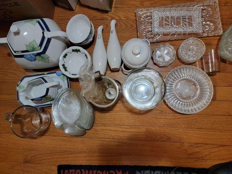 COLLECTION OF CRYSTAL SERVING DISH, GLASS PLATES, ICE BUCKET, ANCHOR MEASURING CUPS, AND MORE