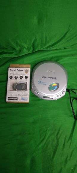 Vintage SONY CD Player and Flashdrive