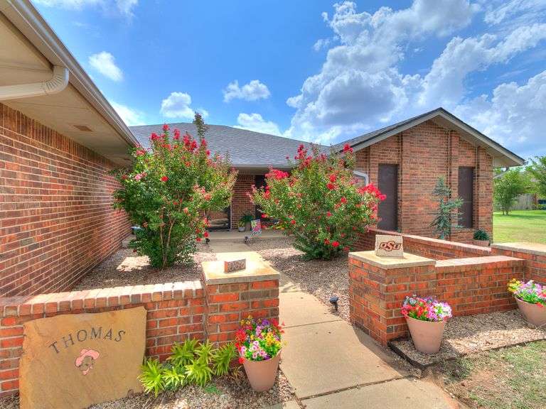 ONLINE AUCTION! Premium Home and Shops on 1 acre