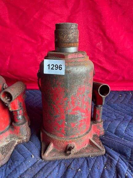 Group: (2) Bottle Jacks of Unknown Capacity *Worked When Tested*