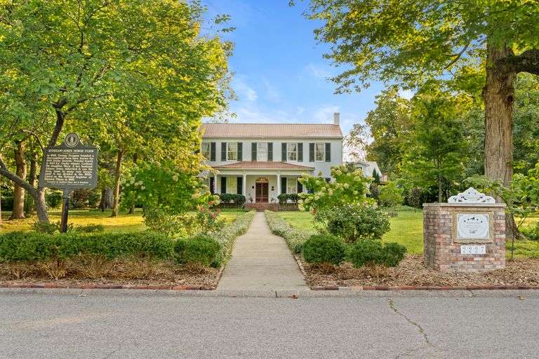 2227 Bashford Manor, Louisville KY 40218