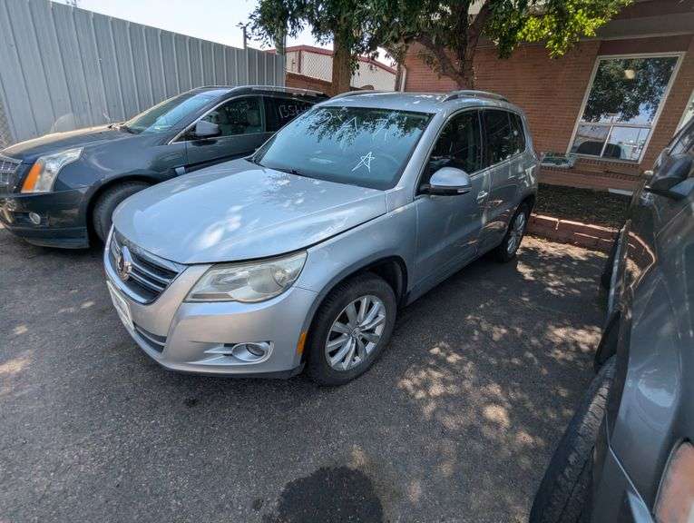 2011 VOLKSWAGEN  TIGUAN