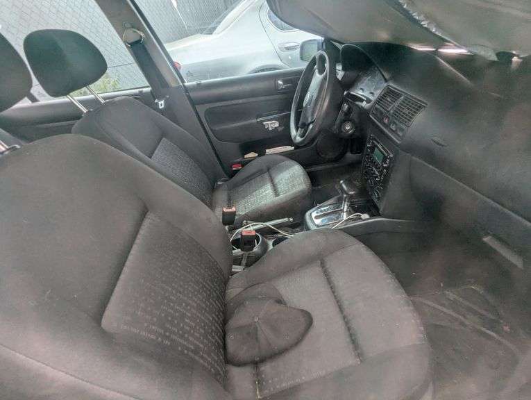 2004 VOLKSWAGEN  GOLF